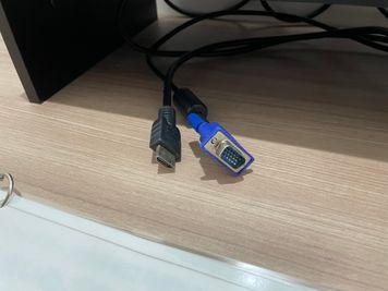 【モニターへは常設のHDMI・VGAケーブルで接続いただけます】 - TIME SHARING 渋谷東口 共栄ビル テレワークブースAの設備の写真