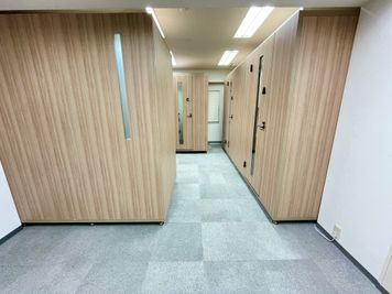 【入口ドアから入るとブースが並んでいます】 - TIME SHARING 渋谷東口 共栄ビル テレワークブースEの室内の写真