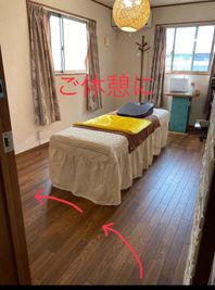 お客様のメインは
マッサージ室の矢印の
奥の部屋です。

元に戻して頂ければ
ご自由にお使いください
(元に戻してない場合は料金発生する場合がございます) - レンタルスペースモモ 王子のお部屋（お姫歓迎）特別キャンペーン499円（お試し価格）の設備の写真