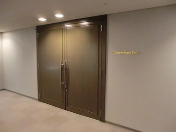 大阪会議室 ATC HALL大阪南港店 コンベンションルーム1（8時間パック）の入口の写真