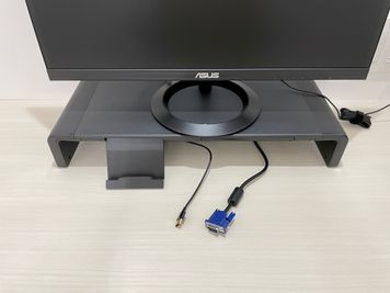 【モニターへは常設のHDMI・VGAケーブルで接続いただけます】 - テレワークブース新橋駅前 ブースDの設備の写真