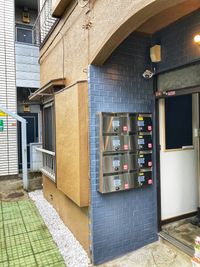 入って右手にロッカーがあります。部屋番号のロッカーをお使い下さい - 東高円寺(204) 仕事・自習用スペース 【204号室】東高円寺 仕事・自習用スペースの入口の写真