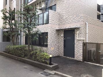 【建物沿い右手に進むと入口がございます】 - TIME SHARING WORK 綱島 集中ブース席の外観の写真