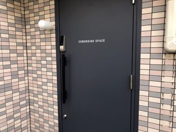 【「COWORKING SPACE」という文字が目印です。ドアノブの上に電子錠がございます。】 - TIME SHARING WORK 綱島 集中ブース席の外観の写真