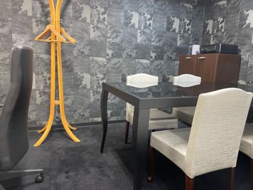 机と椅子６ - GRANDESK MEETING お洒落で落ち着いたミーティングルームの室内の写真