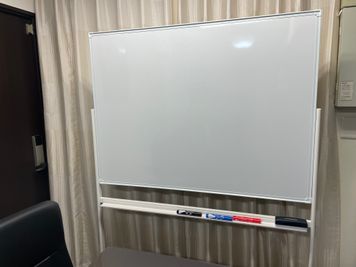 ホワイトボード - GRANDESK MEETING お洒落で落ち着いたミーティングルームの設備の写真