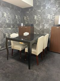 机と椅子７ - GRANDESK MEETING お洒落で落ち着いたミーティングルームの室内の写真