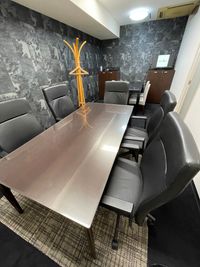 机と椅子５ - GRANDESK MEETING お洒落で落ち着いたミーティングルームの室内の写真