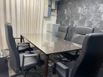 机と椅子４ - GRANDESK MEETING お洒落で落ち着いたミーティングルームの室内の写真