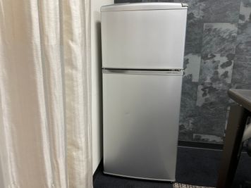 冷蔵庫 - GRANDESK MEETING お洒落で落ち着いたミーティングルームの設備の写真