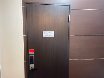 入口ドア - GRANDESK MEETING お洒落で落ち着いたミーティングルームの入口の写真