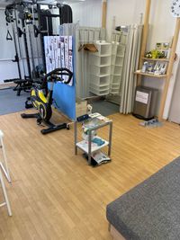 共用スペースに簡易更衣室ございます。
エアロバイクもあります。 - TsGYM 共用スペース完備ですぐに出なくてもいい！！の室内の写真