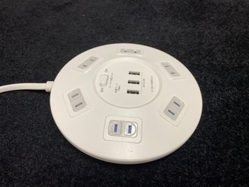 電源タップ（USBポート付） - GRANDESK MEETING お洒落で落ち着いたミーティングルームの設備の写真