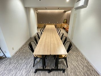 【縦長のスペースに18名が着席できるよう机と椅子をご用意しました】 - TIME SHARING 渋谷東口 共栄ビル 貸し会議室の室内の写真