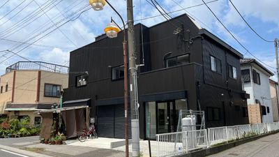 黒い建物の右がレンタルスタジオです。建物の左にはイタリアンレストランがあります。 - レンタル room & roof MOI レンタルスタジオ（リノリウム床使用）の外観の写真