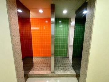 【お手洗いは同フロア内に男女別で1ヵ所ございます】 - テレワークブース渋谷宇田川町 ブース02の設備の写真