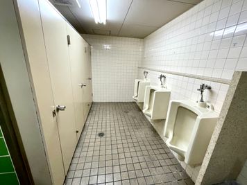 【男性トイレ（小便器×3、個室×2）】 - テレワークブース渋谷宇田川町 ブース20の設備の写真