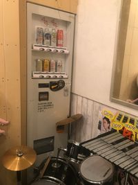 自販機もあるのでよかったら使ってください、わずらわしいお金のやり取りを省略できます。好きなドリンクをお好きな値段に設定できます。お手軽にキャッシュオンデリバリー - 貴方の店グループ １日店長！激安レンタルBAR「貴方の店」新宿御苑前から徒歩３分！の室内の写真