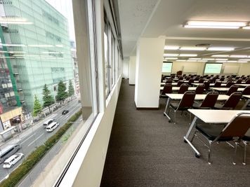 【窓際～前方までも広いスペースを取っているので、会議室内を移動しやすいです】 - TIME SHARING新宿 TIME SHARING新宿7Aの室内の写真