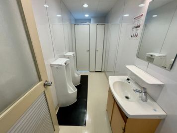 【男性トイレ（小便器×2、個室×1）】 - TIME SHARING新宿 TIME SHARING新宿7Aの設備の写真