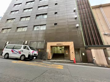 【建物沿い、右手側に正面入口があります】 - TIME SHARING新宿 TIME SHARING新宿7Aの外観の写真