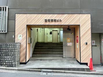 【「東信同和ビル」のサインが目印です】 - TIME SHARING新宿 TIME SHARING新宿7Aの外観の写真