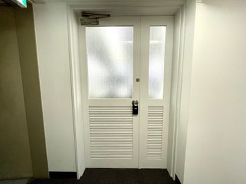 【７階のスペース入口ドアです。ドアノブのキーボックスから鍵を取り出してご入室いただきます】 - TIME SHARING新宿 TIME SHARING新宿7Aの入口の写真