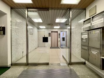 【正面入口から入ってすぐ目の前にエレベーターがあります。７階までお上がりください】 - TIME SHARING新宿 TIME SHARING新宿7Aの外観の写真
