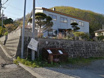 このゴミカゴにゴミを捨てないでください。擁壁沿いの駐車も厳禁です。 - シェアハウス水元の外観の写真