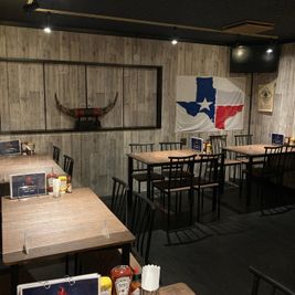 BBQ & Smoke Dining CHARCOAL おしゃれ空間のプロジェクター付きレンタルスペースの室内の写真