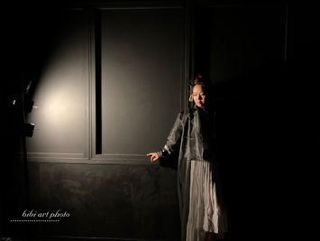 studio bibi《black room》 天井、壁、床が全てが黒の撮影studioの室内の写真