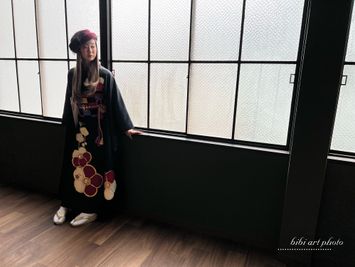 レトロでおしゃれな窓。どこかノスタルジックなお写真に仕上がります。まずは立つだけでOK！お友達同士の撮影でも素敵に仕上がります。 - studio bibi《concept room》 【撮影スタジオ】大きな窓と4種類の壁、豪華小道具を無料使用の室内の写真