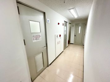 【3階フロア内に男女別トイレがございます】 - 【閉店】TIME SHARING 名古屋 【閉店】3Aの設備の写真