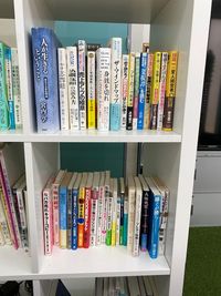 会議室内ビジネス本多数有◎
ご利用時間中にお読みいただけます。
※お持ち帰りはご遠慮願います - スタジオ スターネス 今池・吹上駅　配信機材が豊富に揃うウェビナー向けスペースの室内の写真