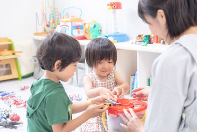 隣には託児があるので、お子様を預けてゆっくりお過ごしいただけます。※別料金、割引あり - fikaSPACE(フィーカスペース) 託児所併設レンタルスペースの室内の写真