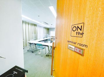 ONthe UMEDA seminar roomの入口の写真