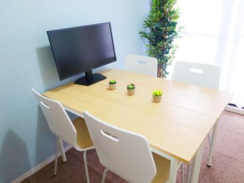 スペース内の机、椅子、モニター - TEAM MEETING I SHIBUYA 貸し会議室、レンタルスペース、6名利用可の室内の写真