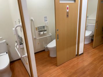 トイレは3箇所あります。
真ん中のトイレには、オムツ替えテーブルが壁に設置されています。 - Paz Coffee Shop レンタルスペースの設備の写真