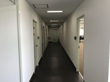 株式会社キーペックス本社ビル 大会議室の入口の写真