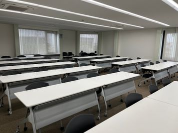 株式会社キーペックス本社ビル 大会議室の室内の写真