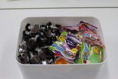 お菓子を用意しています。ご自由にどうぞ。 - 池袋レンタル会議室.COM レンタル会議室の設備の写真