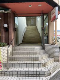 こちらの階段から上がってください - GARAGE MACHIDA 町田フリードリンク付レンタル完全個室（C席）/駐車場無料の外観の写真