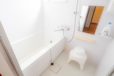 綺麗なお風呂もあります！シャワー用品やタオルも完備🛀 - ヴィラヨシダ 人気の新大久保💖キッチン付き/スタジオ風/片付けお任せの室内の写真