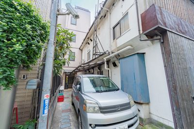 たまに車が停まっているのでわかりにくいことも・・・。奥のマンション入り口まで、まっすぐお進みください！ - ミューズノート（musenote）北千住 レンタルスペースの入口の写真