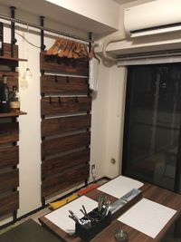 荷物がかけられます。※耐荷重5キロですので、重い荷物は床に置いて下さい。 - Rental Space DECO 御徒町＆新御徒町 2名様まで：✨遮光スクリーンで昼でも夜の映画館気分！設備沢山！の室内の写真