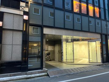 ビルの入口です。
こちらからお入りください。 - ウィズスクエア・GLOXIA銀座店 Room１の外観の写真