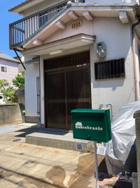緑色のポストが目印の一軒家です。 - CONCATENATE京都 山科西野のワーキングスペース／お仕事、勉強、打ち合わせ等に♪の外観の写真