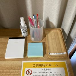 各デスクにちょっとした文房具を置いています。 - CONCATENATE京都 山科西野のワーキングスペース／お仕事、勉強、打ち合わせ等に♪の設備の写真