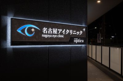 ビルの入口案内　右手の通路を奥にお進みください - optica グランドピアノのあるレンタルスペースの入口の写真