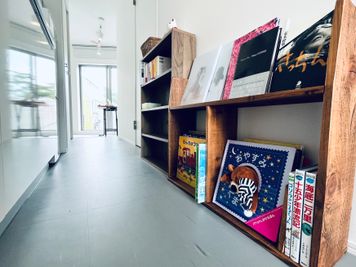 絵本、児童書、写真集、文庫、コミックコーナーあります。本でも読みながら、のんびりお過ごしください。 - レンタルスペース「studio chico camera」 キッチン付き多目的スペースの設備の写真